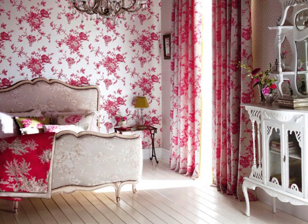 Цветочный интерьер делает спальню приятнейшим местом для времяпровождения
