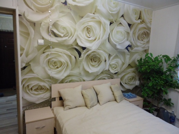 Фотообои розы: белые в интерьере гостиной с каплями (фото)